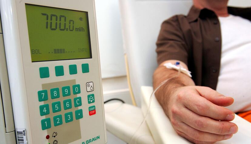 Wenn die Chemotherapie bei einer Krebserkrankung nicht mehr helfen kann, muss die Krankenversicherung die Kosten für eine alternative Therapie tragen - zumindest unter gewissen Voraussetzungen. Wenn die Chemotherapie bei einer Krebserkrankung nicht mehr helfen kann, muss die Krankenversicherung die Kosten für eine alternative Therapie tragen - zumindest unter gewissen Voraussetzungen.