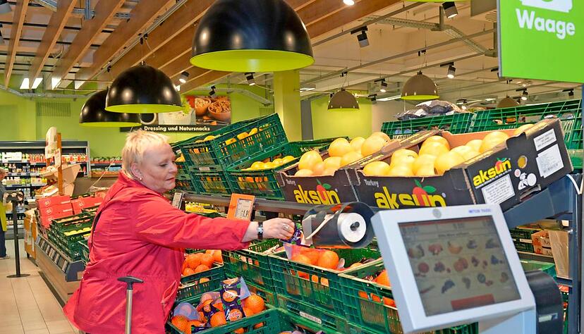 Neue M&ouml;bel, schickere Lampen und Decken sollen den Obst- und Gem&uuml;sebereich aufwerten. Die Regale bei Kaufland waren fr&uuml;her eine Etage h&ouml;her &minus; zu hoch f&uuml;r viele Kunden.Fotos: Mario Berger (4), privat