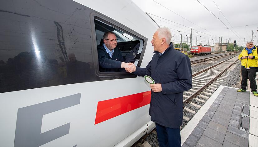 Ende April 2019 hielt der erste "Buga-ICE" am Hauptbahnhof in Heilbronn. OB Harry Mergel und viele Heilbronner haben den verspäteten Zug erwartet. Foto: Archiv/Berger Ende April 2019 hielt der erste "Buga-ICE" am Hauptbahnhof in Heilbronn. OB Harry Mergel und viele Heilbronner haben den verspäteten Zug erwartet. Foto: Archiv/Berger