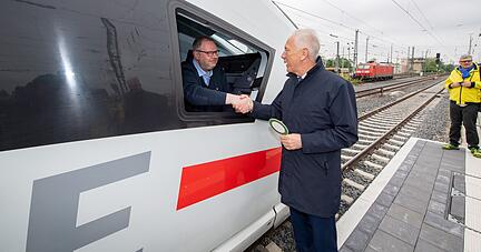 Ende April 2019 hielt der erste "Buga-ICE" am Hauptbahnhof in Heilbronn. OB Harry Mergel und viele Heilbronner haben den verspäteten Zug erwartet. Foto: Archiv/Berger