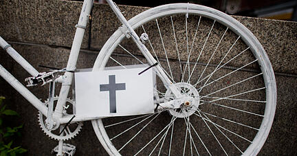 Ein Fahrrad mit einem Kreuz zum Gedenken an einen tödlichen Fahrradunfall. Ein Fahrrad mit einem Kreuz zum Gedenken an einen tödlichen Fahrradunfall.