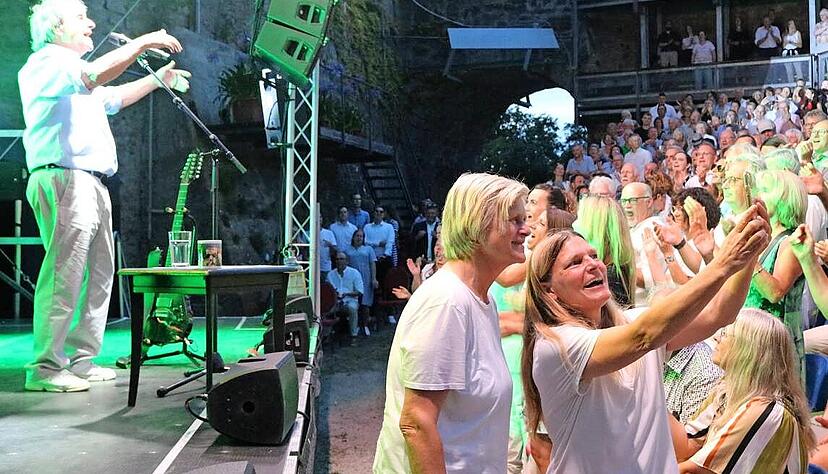 Die letzten Sekunden des Konzerts, die letzte Chance für ein Selfie mit Chris de Burgh vor der Bühne: Diese beiden Frauen sind da schon im siebten Himmel. All die anderen blicken wenige Minuten später nach oben und bewundern das finale Feuerwerk.