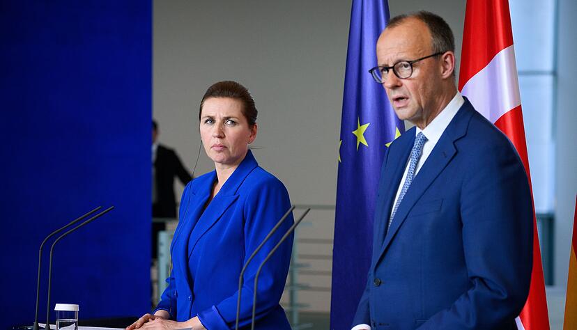 Dänemarks Ministerpräsidentin Mette Frederiksen, hier jüngst nach einem Gespräch mit Kanzler Merz. (Archivbild)