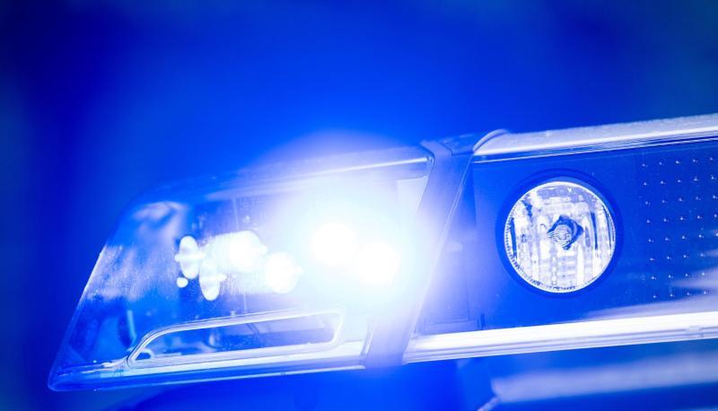 Ein Blaulicht leuchtet an einer Polizeistreife.