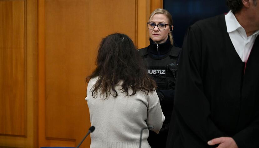 Eine 25-jährige angehende Notfallsanitäterin soll versucht haben, mehrere Kollegen aus Frust und Neugier zu vergiften. Eine 25-jährige angehende Notfallsanitäterin soll versucht haben, mehrere Kollegen aus Frust und Neugier zu vergiften.