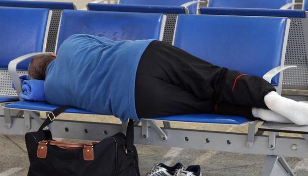 Ein Fluggast in Athen. Viele Flüge wurden anulliert. Im von der Finanzkrise erschütterten Griechenland haben landesweite Streiks als Protest gegen noch schärfere Einsparungen des Staates begonnen. Foto: Friso Gentsch dpa Ein Fluggast in Athen. Viele Flüge wurden anulliert. Im von der Finanzkrise erschütterten Griechenland haben landesweite Streiks als Protest gegen noch schärfere Einsparungen des Staates begonnen. Foto: Friso Gentsch dpa