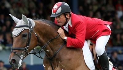 Der Schweizer Springreiter Markus Fuchs will vom Pferd steigen. Der Schweizer Springreiter Markus Fuchs will vom Pferd steigen.