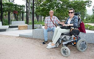 Nichts zu meckern: Marianne Boscheinen aus Pforzheim kommt mit dem Rollstuhl auf dem Gel&auml;nde klar. Mit Ehemann Engelbert besucht sie die Gartenschau.