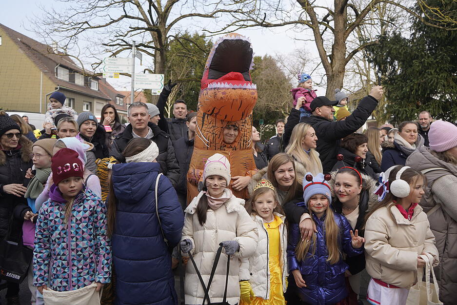 Der Umzug der Jagstfelder Hühnerläuse hat am Sonntag erneut zahlreiche Besucher angelockt. Der Umzug der Jagstfelder Hühnerläuse hat am Sonntag erneut zahlreiche Besucher angelockt.