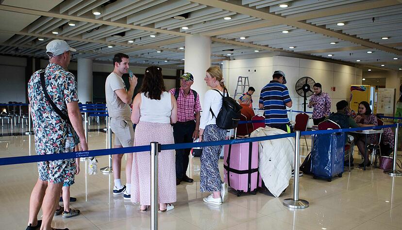 Gestrandet auf Bali: Vielerorts können Menschen nicht weiterreisen, da Flüge in den Nahen Osten gestrichen wurden. Gestrandet auf Bali: Vielerorts können Menschen nicht weiterreisen, da Flüge in den Nahen Osten gestrichen wurden.