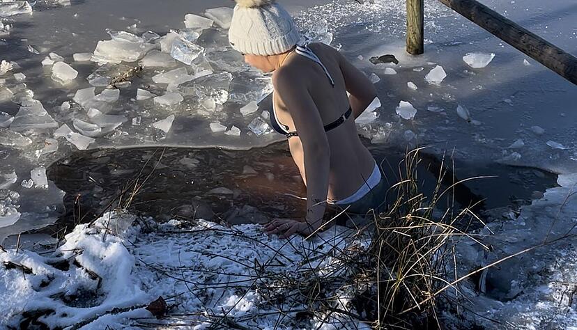 Redakteurin Marie Provencal wagt den Selbstversuch: Sie wagt sich bei eisigen Temperaturen zum Eisbaden in den See. Redakteurin Marie Provencal wagt den Selbstversuch: Sie wagt sich bei eisigen Temperaturen zum Eisbaden in den See.