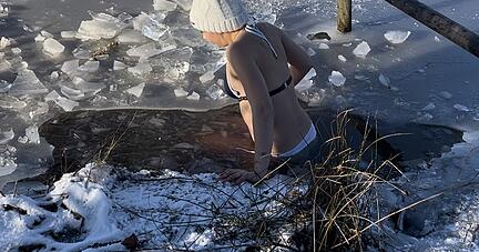 Redakteurin Marie Provencal wagt den Selbstversuch: Sie wagt sich bei eisigen Temperaturen zum Eisbaden in den See. Redakteurin Marie Provencal wagt den Selbstversuch: Sie wagt sich bei eisigen Temperaturen zum Eisbaden in den See.