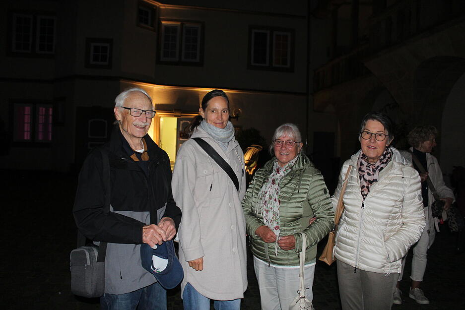 Besucher genießen die stimmungsvolle Atmosphäre beim Kulturspaziergang in Pfedelbach.