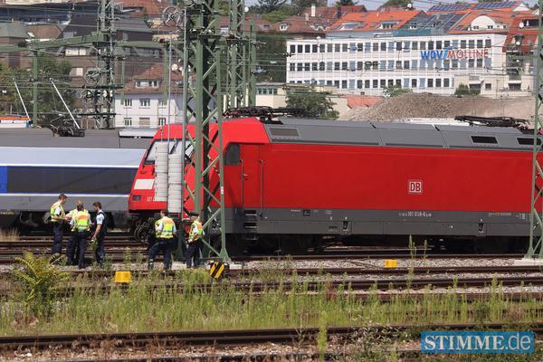 Gegen 12 Uhr entgleiste eine Lok und ein Waggon eines Intercity Zuges, kurz vor dem Bahnsteig an einer Weiche. Gegen 12 Uhr entgleiste eine Lok und ein Waggon eines Intercity Zuges, kurz vor dem Bahnsteig an einer Weiche.