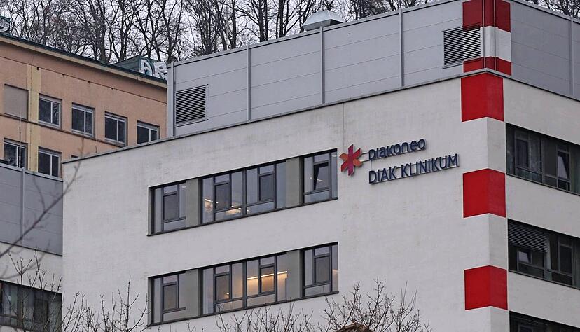 Auch nach der Übernahme durch den Landkreis prangen Logo und Name des alten Trägers noch am Diak-Neubau. Auch nach der Übernahme durch den Landkreis prangen Logo und Name des alten Trägers noch am Diak-Neubau.