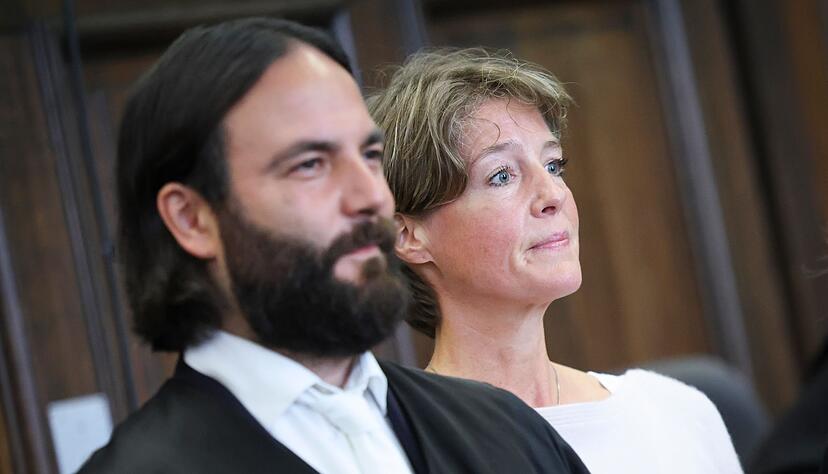 Christina Block musste sich heftige Vorwürfe ihres Ex-Mannes anhören, die sie bestreitet. Ihr Verteidiger Ingo Bott befragte den Vater, der Nebenkläger ist. Christina Block musste sich heftige Vorwürfe ihres Ex-Mannes anhören, die sie bestreitet. Ihr Verteidiger Ingo Bott befragte den Vater, der Nebenkläger ist.