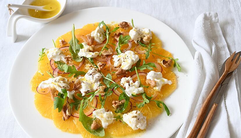 Erinnert an das Strahlen der Sonne: Das Orangen-Carpaccio ist nicht nur fruchtig, sondern verzaubert auch mit einem herzhaften Knoblauch-Kick. Erinnert an das Strahlen der Sonne: Das Orangen-Carpaccio ist nicht nur fruchtig, sondern verzaubert auch mit einem herzhaften Knoblauch-Kick.