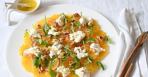 Erinnert an das Strahlen der Sonne: Das Orangen-Carpaccio ist nicht nur fruchtig, sondern verzaubert auch mit einem herzhaften Knoblauch-Kick.