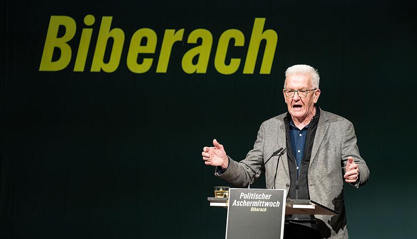 Baden-W&uuml;rttembergs Ministerpr&auml;sident Winfried Kretschmann (Gr&uuml;ne) r&uuml;hrt kurz vor der Wahl die Werbetrommel f&uuml;r Gr&uuml;nen-Spitzenkandidaten Cem &Ouml;zdemir. (Archivbild)