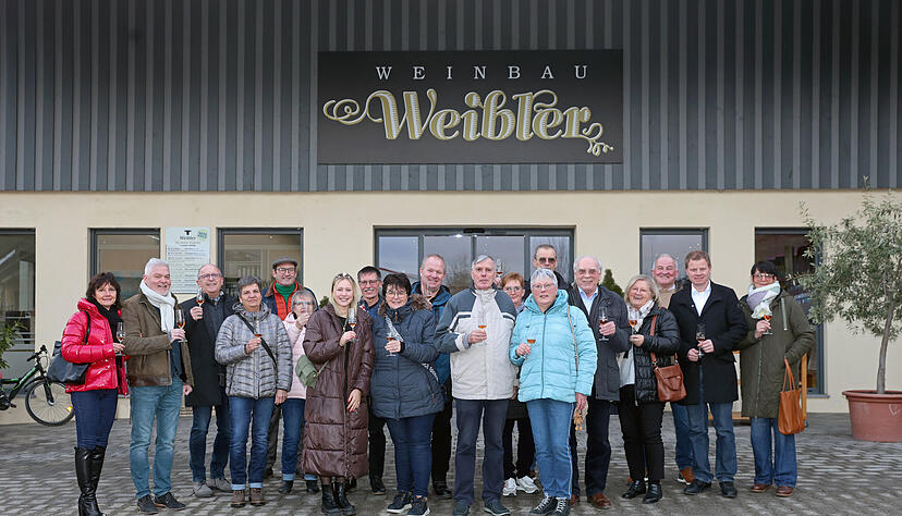 Zum Finale des 49. Wein-Quiz blickten die Hauptgewinner beim Multi-Familien-Unternehmen Weibler in Bretzfeld-Siebeneich hinter die Kulissen. Zum Finale des 49. Wein-Quiz blickten die Hauptgewinner beim Multi-Familien-Unternehmen Weibler in Bretzfeld-Siebeneich hinter die Kulissen.