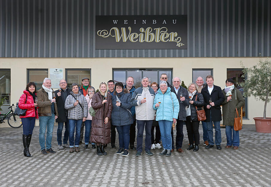 Zum Finale des 49. Wein-Quiz blickten die Hauptgewinner beim Multi-Familien-Unternehmen Weibler in Bretzfeld-Siebeneich hinter die Kulissen. Zum Finale des 49. Wein-Quiz blickten die Hauptgewinner beim Multi-Familien-Unternehmen Weibler in Bretzfeld-Siebeneich hinter die Kulissen.