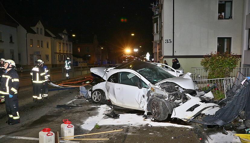 Am sp&auml;ten Mittwochabend, 1. April, ereignete sich in Ludwigsburg ein schwerer Verkehrsunfall mit f&uuml;nf beteiligten Fahrzeugen und mehreren Verletzten.