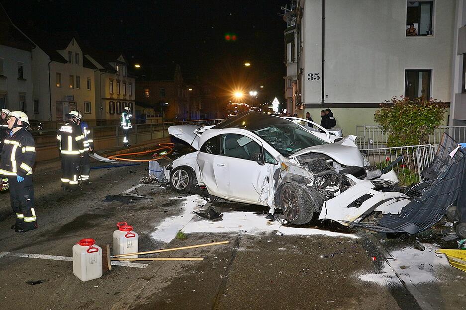 Am sp&auml;ten Mittwochabend, 1. April, ereignete sich in Ludwigsburg ein schwerer Verkehrsunfall mit f&uuml;nf beteiligten Fahrzeugen und mehreren Verletzten.