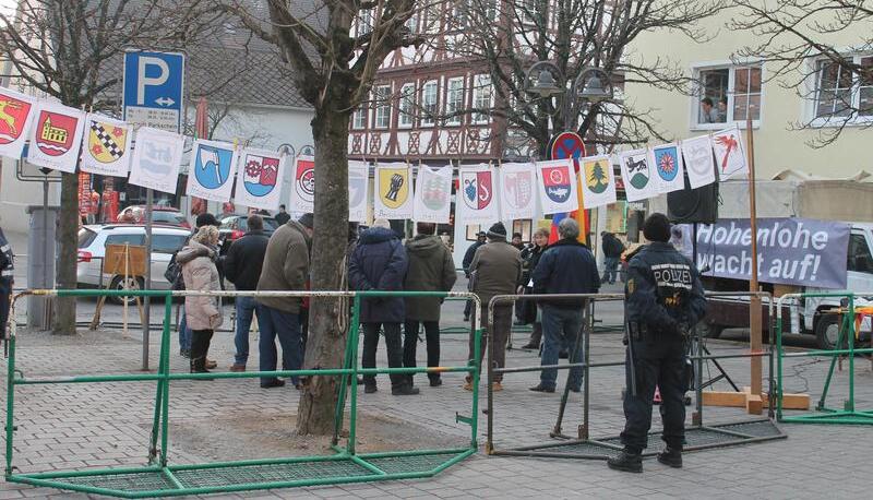 Umgrenzt von Polizeibeamten waren es rund 15 Teilnehmer, die sich am Samstag an der 52. Demo der rechten Gruppe "Hohenlohe wacht auf" in Öhringen beteiligten. Foto: Bettina Hachenberg