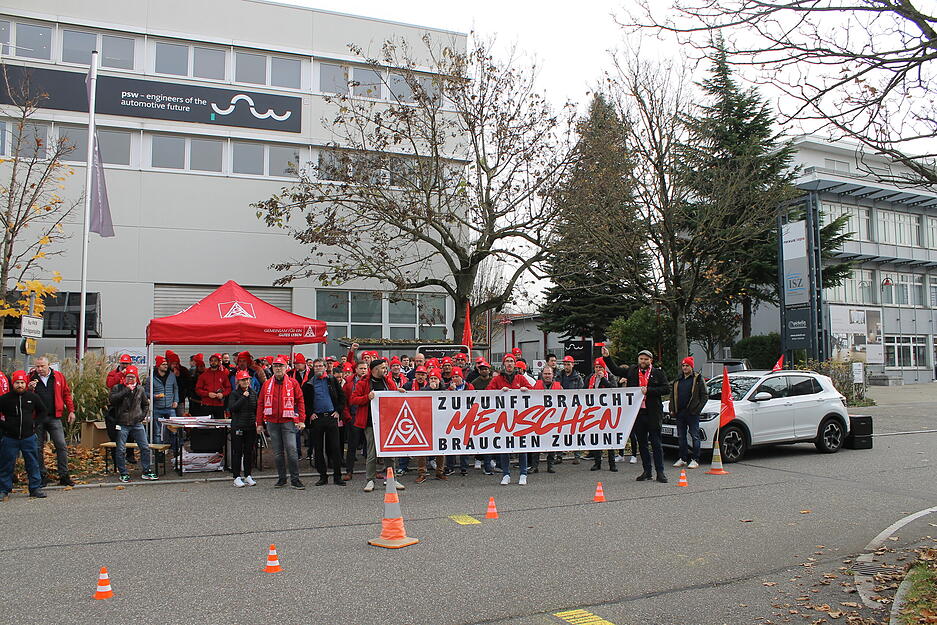 Mitarbeiter blicken angesichts geplanter Umstrukturierungen in eine ungewisse Zukunft. Mitarbeiter blicken angesichts geplanter Umstrukturierungen in eine ungewisse Zukunft.