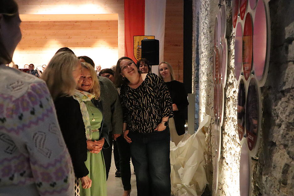 J&uuml;rgen Kerl &uuml;bergibt eine besondere Flasche Distelfinken-Geist an B&uuml;rgermeister Beck.