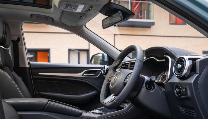 Nicht zukunftsweisend, aber zeitgem&auml;&szlig;: Innen bietet der MG ZS neben einem Touchscreen-Infotainment auch elektronische Assistenten wie einen Abstandsregler oder einen Fu&szlig;g&auml;ngerschutz.