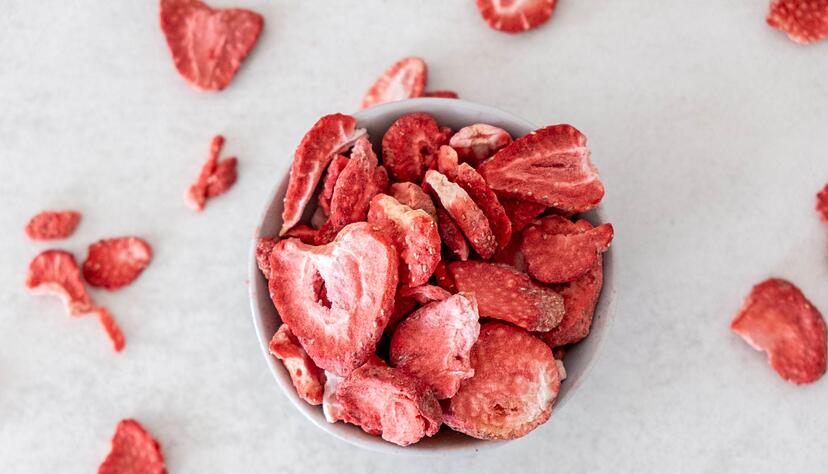 Knusprige Zeitkapseln: Gefriergetrocknete Fr&uuml;chte bewahren Geschmack, Farbe und Vitamine, und eignen sich perfekt f&uuml;r den Genuss au&szlig;erhalb der Obstsaison.