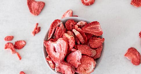 Knusprige Zeitkapseln: Gefriergetrocknete Fr&uuml;chte bewahren Geschmack, Farbe und Vitamine, und eignen sich perfekt f&uuml;r den Genuss au&szlig;erhalb der Obstsaison.