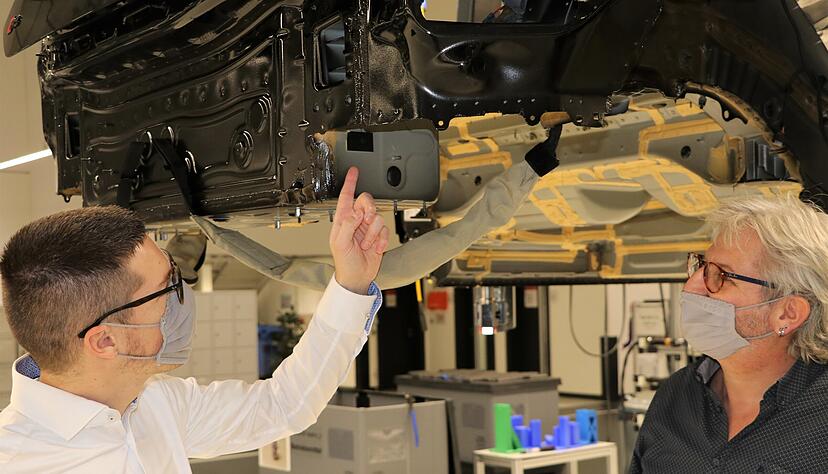 Das schwarze RFID-Modul am Heck der Karosserie wird das Fahrzeug k&uuml;nftig durch die Produktion begleiten. So sind jederzeit alle Informationen verf&uuml;gbar. 
Foto: Audi