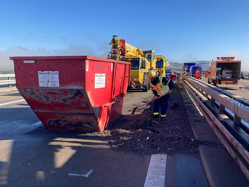 Unfall A81 | Lkw verliert Ladung bei Möckmühl Unfall A81 | Lkw verliert Ladung bei Möckmühl