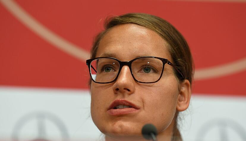 Deutschlands damalige Nationalspielerin Babett Peter hat Karl-Heinz Rummenigge für dessen Reaktion auf den Kuss-Skandal in Spanien kritisiert. Deutschlands damalige Nationalspielerin Babett Peter hat Karl-Heinz Rummenigge für dessen Reaktion auf den Kuss-Skandal in Spanien kritisiert.