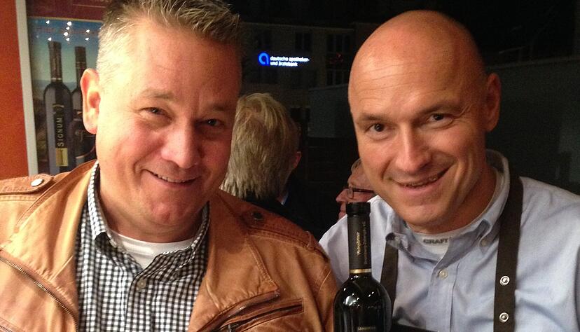 Uwe Nothwang (rechts), hier mit dem einstigen Brackenheimer WG-Geschäftsführer Thilo Heuft-Röser ist nach eigenen Angaben mit dem Weindorf aufgewachsen.