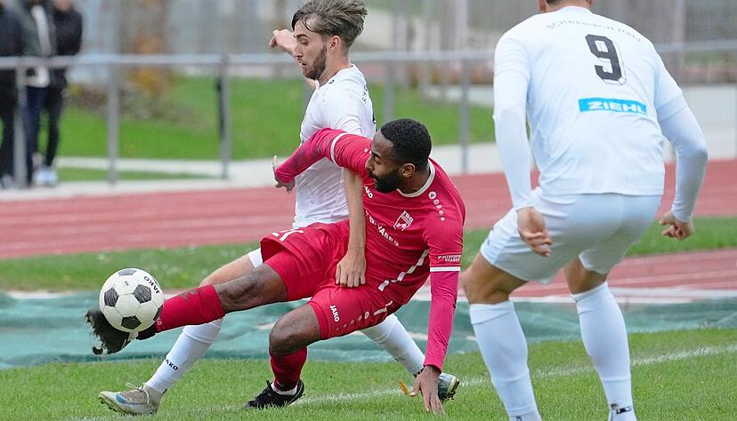 Kein Ball wird verloren gegeben, selbst an der Seitenauslinie nicht: &Ouml;hringens Samuel Helming h&auml;lt in dieser Szene das Spielger&auml;t noch vor Schw&auml;bisch Halls Leon Eckelmann noch im Derby gegen Schw&auml;bisch Hall.
Foto: Michael Nachreiner
