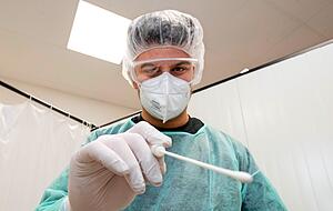 Wegen der Corona-Warnstufe ist die Nachfrage nach PCR-Tests auch bei der Teststation im Untergeschoss des Wollhauses deutlich angestiegen. Fotos: Andreas Veigel