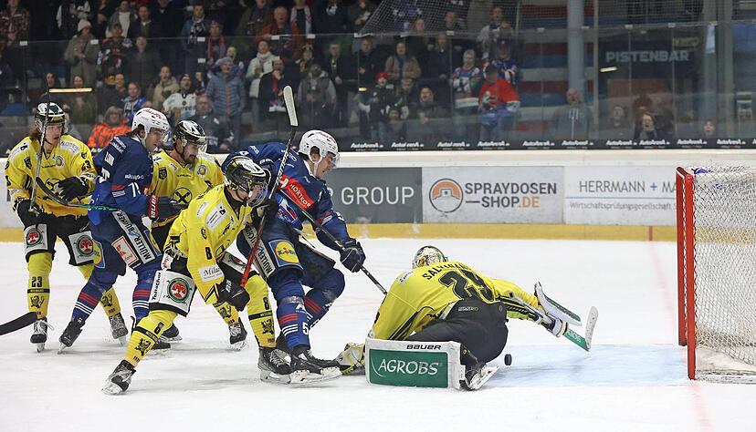 Pech f&uuml;r Philipp Hecht: Die Scheibe des Falken-St&uuml;rmers fand nicht den Weg ins Tor. Daf&uuml;r trafen die Teamkollegen flei&szlig;ig, am Ende sechs Mal.
Foto: Ralf Seidel