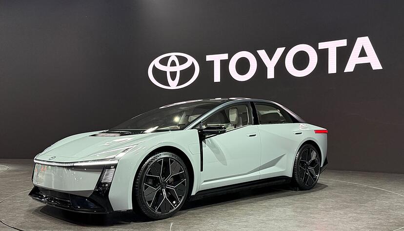 Die Studie Toyota Corolla Concept beweist Mut beim Design und soll möglicherweise in zwei Jahren auf den Markt kommen. Die Studie Toyota Corolla Concept beweist Mut beim Design und soll möglicherweise in zwei Jahren auf den Markt kommen.