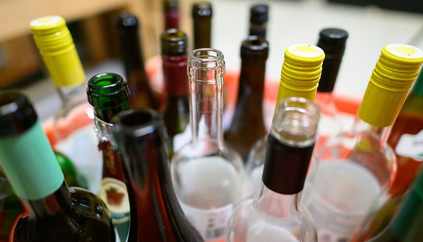 Leere Wein- und Sektflaschen