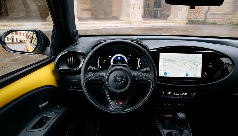 Aufgeräumt und erwachsen: In der ersten Reihe merkt die Besatzung nicht unbedingt, dass sie ein ganz kleines Auto pilotiert. Aufgeräumt und erwachsen: In der ersten Reihe merkt die Besatzung nicht unbedingt, dass sie ein ganz kleines Auto pilotiert.