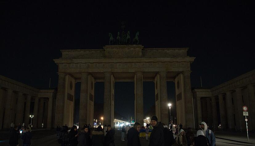 Licht aus am Brandenburger Tor - mit der weltweiten Aktion Earth Hour will die Umweltschutzorganisation WWF ein Zeichen f&uuml;r mehr Klimaschutz setzen.