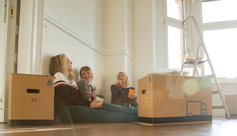 Gute Laune beim Umzug? Mit den richtigen Helfern kann sogar Kartonschleppen Spa&szlig; machen.