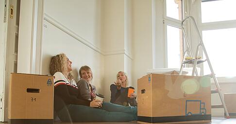 Gute Laune beim Umzug? Mit den richtigen Helfern kann sogar Kartonschleppen Spa&szlig; machen.