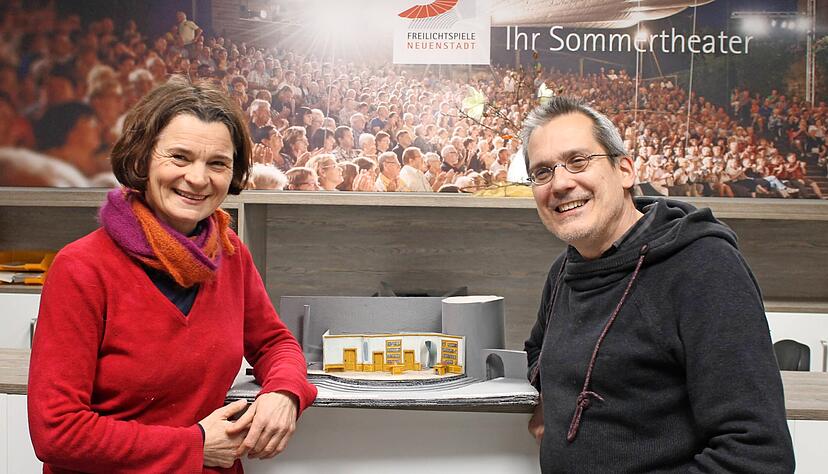 Cosima Greeven und Christian Marten-Molnár inszenieren das Stück "Das hat man nun davon". Sie posieren mit dem Modell des Bühnenbildes.
Foto: Katharina Müller Cosima Greeven und Christian Marten-Molnár inszenieren das Stück "Das hat man nun davon". Sie posieren mit dem Modell des Bühnenbildes.
Foto: Katharina Müller