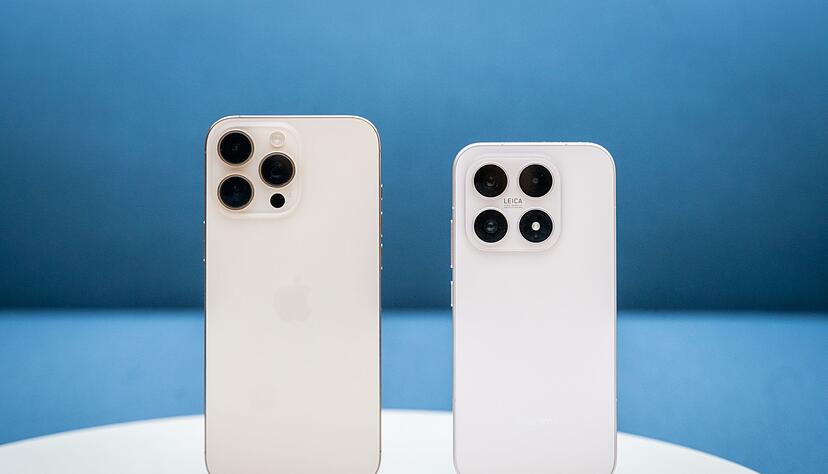 Es sieht aus, f&uuml;hlt sich an und verh&auml;lt sich so sehr wie ein iPhone, dass viele auf den ersten Blick keinen Unterschied bemerken w&uuml;rden. Mit seinem neuesten Flaggschiff-Smartphone 17 (rechts) scheint Xiaomi fest entschlossen zu sein, Apple zu &uuml;bertrumpfen. Zum Vergleich: das iPhone 16 Pro Max (links).