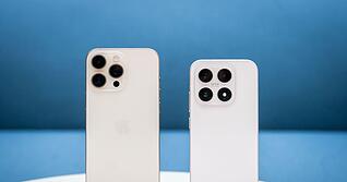 Es sieht aus, f&uuml;hlt sich an und verh&auml;lt sich so sehr wie ein iPhone, dass viele auf den ersten Blick keinen Unterschied bemerken w&uuml;rden. Mit seinem neuesten Flaggschiff-Smartphone 17 (rechts) scheint Xiaomi fest entschlossen zu sein, Apple zu &uuml;bertrumpfen. Zum Vergleich: das iPhone 16 Pro Max (links).