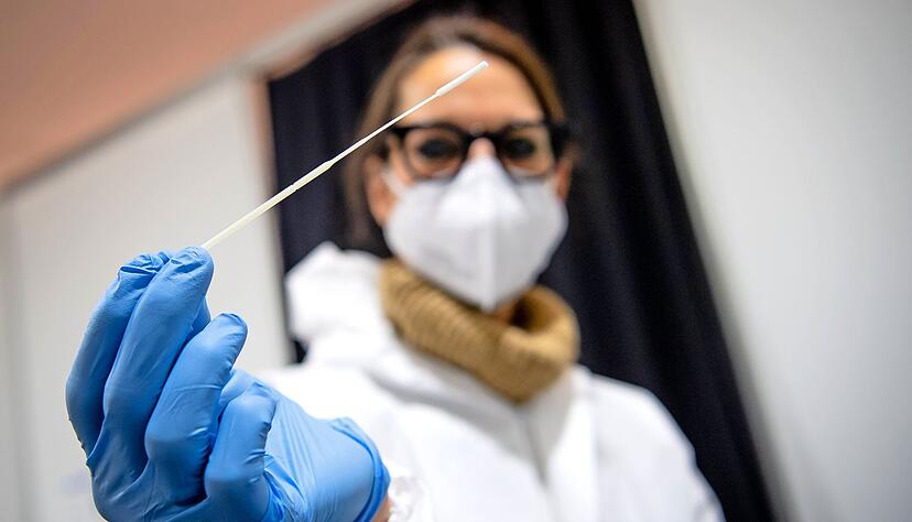 Fehlende Schutzausrüstung kann dazu führen, dass Teststationen dicht machen müssen. Die richtige Anwendung hingegen prüft in Heilbronn kaum jemand - in der Landeshauptstadt schon.
Foto: dpa